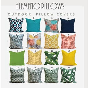 Puede incluir: Colecci&oacute;n de diecis&eacute;is fundas de cojines para exteriores con varios dise&ntilde;os y colores. Los cojines incluyen dise&ntilde;os geom&eacute;tricos, florales y lisos en tonos de azul, verde, amarillo y rojo. El texto "ELEMENOPILLOWS OUTDOOR PILLOW COVERS" est&aacute; en la parte superior.