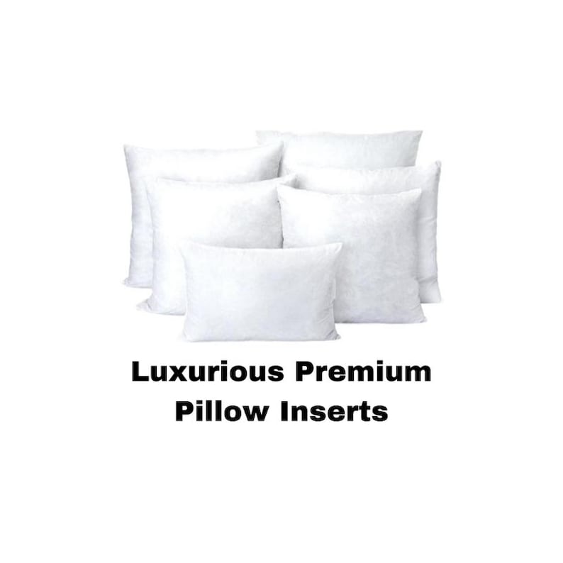 Może przedstawiać: Kolekcja białych wkład&oacute;w do poduszek, o r&oacute;żnych rozmiarach, ułożonych na białym tle. Tekst "Luxurious Premium Pillow Inserts" jest wyświetlany czcionką w kolorze czarnym na dole obrazu.