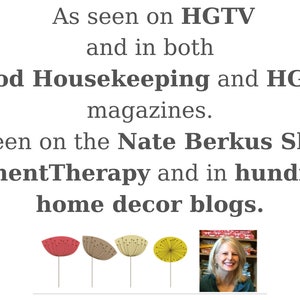 Może przedstawiać: Tekst: "Jak widać na HGTV i w magazynach Good Housekeeping i HGTV. Widziane r&oacute;wnież w programie Nate Berkus Show w ApartmentTherapy i w setkach blog&oacute;w o wystroju wnętrz." Poniżej cztery stylizowane ilustracje kwiatowe i zdjęcie uśmiechniętej kobiety.