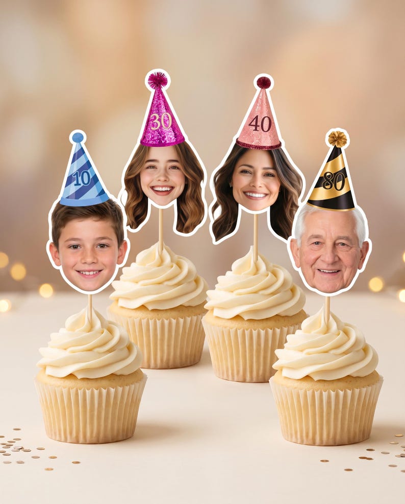 K&ouml;nnte beinhalten: Vier Cupcakes mit personalisierten Gesichtsausschnitten auf Holzst&auml;bchen. Jedes Gesicht tr&auml;gt einen Miniatur-Partyhut: blau mit 10, pink mit 30, ros&eacute;gold mit 40 und schwarz-gold mit 80. Die Cupcakes haben wei&szlig;e Glasur in Papierf&ouml;rmchen.