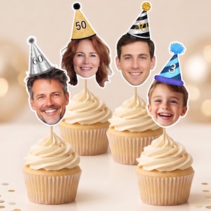 K&ouml;nnte beinhalten: Vier Cupcakes mit personalisierten Gesichtsausschnitten auf St&auml;bchen. Jedes Gesicht tr&auml;gt einen Partyhut: ein silberner Hut mit 60, ein goldener Glitzerhut mit 50, ein schwarz-wei&szlig; gestreifter Hut mit 30 und ein blauer Hut mit 3.