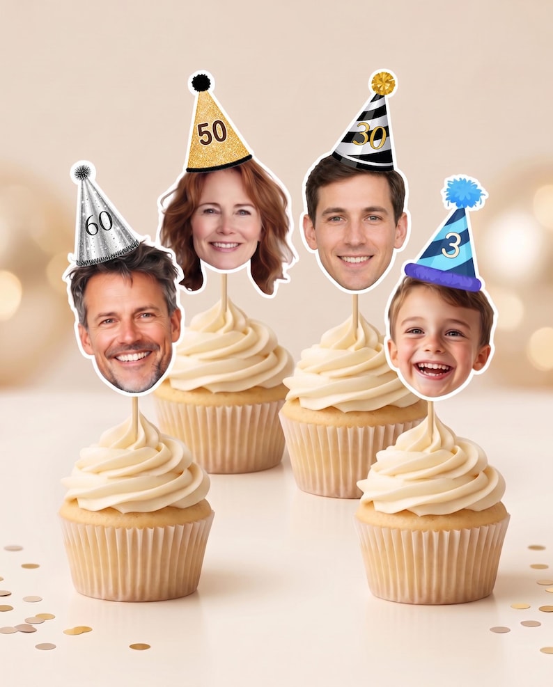 K&ouml;nnte beinhalten: Vier Cupcakes mit personalisierten Gesichtsausschnitten auf St&auml;bchen. Jedes Gesicht tr&auml;gt einen Partyhut: ein silberner Hut mit 60, ein goldener Glitzerhut mit 50, ein schwarz-wei&szlig; gestreifter Hut mit 30 und ein blauer Hut mit 3.