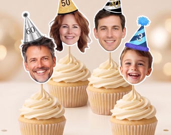 Könnte beinhalten: Vier Cupcakes mit personalisierten Gesichtsausschnitten auf Holzstäbchen. Jedes Gesicht trägt einen Partyhut: ein silberner Hut mit 60, ein goldener Glitzerhut mit 50, ein schwarz-weiß gestreifter Hut mit 30 und ein blauer gestreifter Hut mit 3.