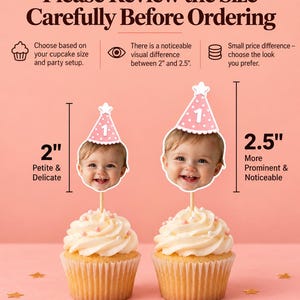 K&ouml;nnte beinhalten: Zwei Cupcakes mit personalisierten Gesichts-Tortensteckern, die rosa Partyh&uuml;te mit der Zahl 1 tragen. Der Text lautet: Please Review the Size Carefully Before Ordering, 2 inches Petite & Delicate, 2.5 inches More Prominent & Noticeable.