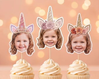 Könnte beinhalten: Drei Cupcake-Topper mit einem Kindergesicht, einer Einhorn-Horn-Applikation und Ohren. Der linke Topper hat ein rosa Horn, der mittlere ein goldenes Horn mit malvenfarbenen Rosen und der rechte ein goldenes Horn mit orangefarbenen und braunen Rosen.
