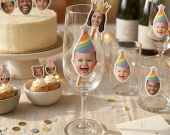 Könnte beinhalten: Ein Set aus personalisierten Partydekorationen mit aufgedruckten Gesichtern verschiedener Personen, die regenbogenfarbene Partyhüte und goldene Kronen tragen. Das Set umfasst Tortenstecker, Glasmarkierer und Strohhalm-Aufsätze.