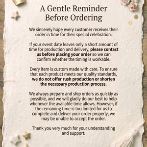 K&ouml;nnte beinhalten: Ein rechteckiges, cremefarbenes Papierschild mit unebenen R&auml;ndern und dem Text A Gentle Reminder Before Ordering, verziert mit kleinen goldenen Sternen, einer goldenen Krone sowie blassrosa und wei&szlig;en Papierblumen.