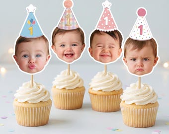 Könnte beinhalten: Vier Cupcakes mit personalisierten Foto-Gesicht-Toppern. Jeder Topper zeigt ein Babygesicht mit einem Partyhut, der mit der Zahl 1 versehen ist. Die Hüte sind blau, kariert, rosa oder weiß gepunktet und haben Sterne oder Bommeln.