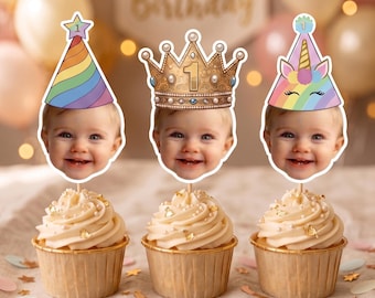 Könnte beinhalten: Drei Cupcakes mit personalisierten Foto-Tortensteckern. Der linke Stecker zeigt ein Baby mit einem regenbogenfarbenen Partyhut mit Stern. Der mittlere Stecker zeigt ein Baby mit einer goldenen Krone und der Zahl 1. Der rechte Stecker zeigt ein Baby mit einem Einhorn-Partyhut.
