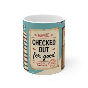 Może przedstawiać: Biały ceramiczny kubek z turkusowym tłem i napisem "CHECKED OUT for good" w czarnym i czerwonym kolorze. Kubek zawiera również stos książek, okulary i pieczęć bibliotekarza.