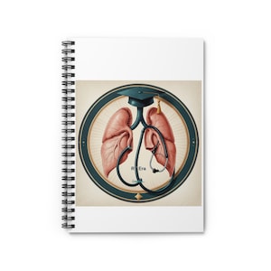 Könnte beinhalten: Ein weißes Spiralnotizbuch. Das Cover zeigt eine medizinische Illustration von Lungen, einem Stethoskop und einer Doktorhut in einem kreisförmigen Emblem. Der Text "R Era" ist vorhanden.