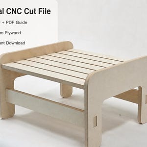 Op de afbeelding: Een lichtgekleurde houten voetenbank met een lattenbodem en afgeronde randen. Het ontwerp omvat een rechthoekige basis en vier korte poten. De afbeelding bevat ook de tekst "Digital CNC Cut File".