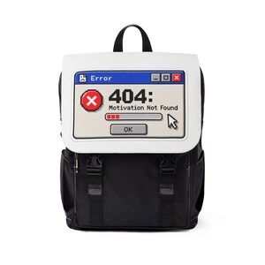 Könnte beinhalten: Ein schwarzer Rucksack mit einer weißen Klappe, die eine verpixelte Computer-Fehlermeldung mit dem Text 404: Motivation Not Found zeigt, inklusive rotem X-Symbol, Ladebalken, Cursor-Pfeil und einem OK-Button im klassischen Fenster-Stil.