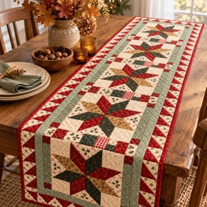 Peut inclure: Un chemin de table matelassé avec un motif d'étoiles répétitif dans des tons de rouge, vert foncé et beige. Le tissu présente un imprimé de feuilles de houx sur fond crème, bordé par un liseré en dents de scie rouge et blanc et une bordure vert sauge.