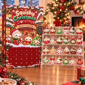 Könnte beinhalten: Ein Squishy Christmas Dumplings Adventskalender mit 24 Acryl-Charms auf einem transparenten Stufenständer. Die Box zeigt festliche Illustrationen von Knödeln in Weihnachtskleidung und ein nummeriertes Raster von 1 bis 24.