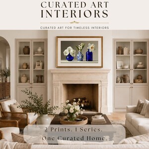 Puede incluir: Una impresión de arte horizontal enmarcada que muestra tres jarrones con flores blancas, colocada sobre una chimenea de piedra. El texto dice: CURATED ART INTERIORS, CURATED ART FOR TIMELESS INTERIORS, y 2 Prints. 1 Series. One Curated Home.