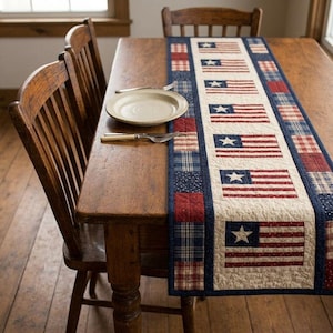 Puede incluir: Una mesa de madera está decorada con un camino de mesa patriótico con banderas americanas. El camino de mesa está bordeado con tela estampada roja, blanca y azul. Un plato y cubiertos están colocados sobre la mesa. Sillas de madera rodean la mesa.