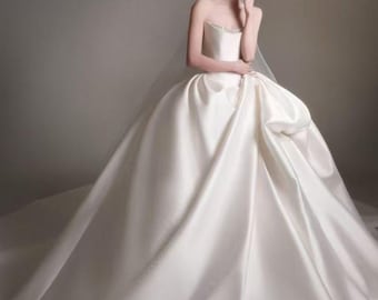 Vestido de novia de lujo de satén sin tirantes con escote adornado con cuentas y cola catedral. Vestido de novia a medida. Atuendo de boda.
