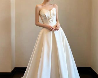 Vestido de novia de satén sin tirantes, corte en A, con detalle de rosa en 3D, vestido de novia minimalista y elegante, vestido de novia clásico de satén blanco.