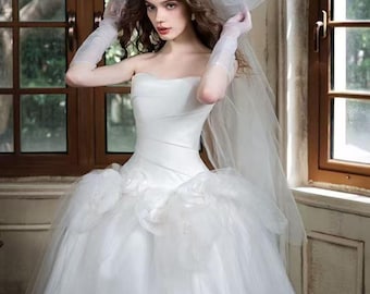 Vestido de novia de princesa sin tirantes con tul floral 3D y cola catedral. Vestido de novia personalizado. Atuendo de boda.