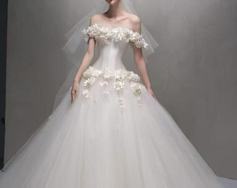 Vestido de novia de gala floral 3D con hombros descubiertos, hecho a medida.