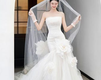 Vestido de novia personalizado, atuendo nupcial, vestido de novia de sirena de tul sin tirantes con detalles florales en 3D.