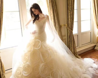 Vestido de novia artesanal de tul rosa 3D, corpiño tipo corsé y cola catedral. Vestido de novia a medida. Atuendo nupcial.