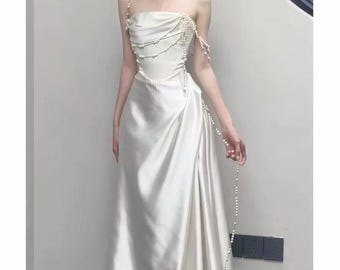Vestido de novia de satén sin tirantes estilo sirena con cadenas de perlas. Vestido de novia a medida. Atuendo nupcial.