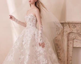 Vestido de novia de gala francés regio personalizado con apliques florales en 3D y pedrería.