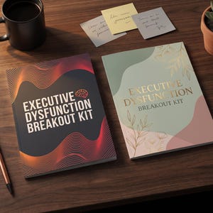 Puede incluir: Dos libros titulados "EXECUTIVE DYSFUNCTION BREAKOUT KIT" se muestran sobre una superficie de madera. Uno tiene una cubierta negra con diseños de ondas naranjas y rojas. El otro tiene una cubierta verde claro con detalles florales dorados y formas rosas.