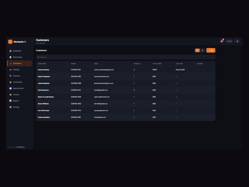 Puede incluir: Una interfaz de panel de software con tema oscuro titulada MechanicOS que muestra una tabla de gesti&oacute;n de clientes. El dise&ntilde;o incluye una barra de navegaci&oacute;n lateral izquierda con iconos y un &aacute;rea de contenido principal que enumera nombres de clientes, n&uacute;meros de tel&eacute;fono, correos electr&oacute;nicos, recuentos de veh&iacute;culos, total gastado y fechas de &uacute;ltima visita.