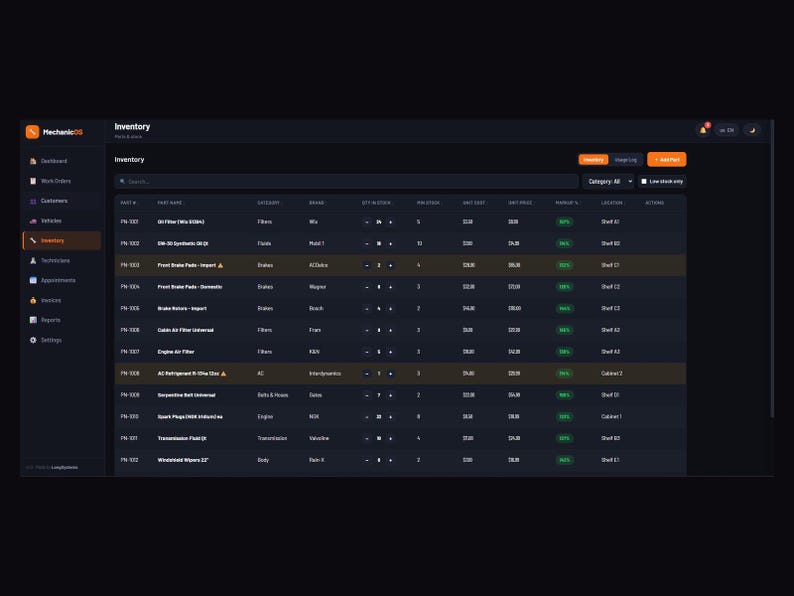 Puede incluir: Un panel de control digital de gesti&oacute;n de inventario con tema oscuro titulado MechanicOS. La interfaz muestra una tabla con columnas para n&uacute;mero de pieza, nombre, categor&iacute;a, marca, cantidad, costo unitario, precio, margen y ubicaci&oacute;n de piezas.