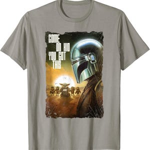 Op de afbeelding: Grijze t-shirt met een afbeelding uit de Star Wars-serie, The Mandalorian. Het ontwerp bevat de helm van de Mandalorian, de Child en de tekst "COME ON KID YOU GOT THIS."