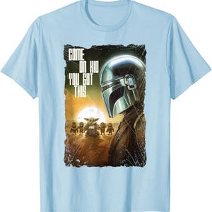 Op de afbeelding: Lichtblauw T-shirt met een afbeelding uit de Star Wars-serie, The Mandalorian. Het ontwerp bevat de helm van de Mandalorian, Grogu en de tekst "COME ON KID YOU GOT THIS".