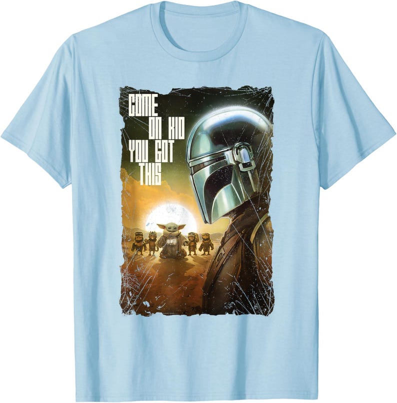 Op de afbeelding: Lichtblauw T-shirt met een afbeelding uit de Star Wars-serie, The Mandalorian. Het ontwerp bevat de helm van de Mandalorian, Grogu en de tekst "COME ON KID YOU GOT THIS".