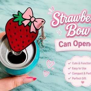 Op de afbeelding: Een rode aardbeivormige blikopener met een roze strik, bevestigd aan een zilveren sleutelhanger, zit bovenop een turquoise blikje. De woorden "Strawberry Bow Can Opener" worden in roze en wit weergegeven. De blikopener is schattig, functioneel, gemakkelijk te gebruiken, compact en draagbaar.
