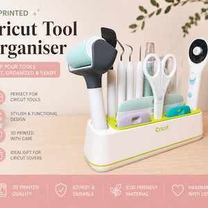 Op de afbeelding: Een wit en groene 3D-geprinte Cricut gereedschapsorganizer. De organizer bevat diverse Cricut-gereedschappen, waaronder een schaar, een roller en schrapers. De tekst op de organizer luidt "Cricut". De tekst op de afbeelding luidt "Houd uw gereedschap netjes, georganiseerd en klaar."