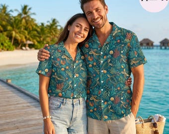 Peut inclure: Deux chemises à manches courtes boutonnées avec un fond sarcelle et un motif imprimé de tortues marines, de coraux et d'étoiles de mer. Les chemises présentent un col classique, une patte de boutonnage avant et une coupe décontractée.
