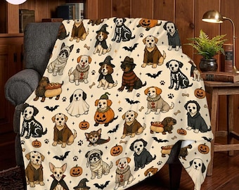 Peut inclure: Un plaid de couleur crème orné d'un motif répétitif de chiens de diverses races portant des costumes d'Halloween, notamment des squelettes, des momies, des citrouilles et des tenues d'horreur, parsemé de petites chauves-souris noires, d'empreintes de pattes et d'os.
