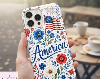Peut inclure: Coque de téléphone blanche ornée d'un motif floral rouge, bleu et blanc, avec un drapeau américain et le mot "America". La coque a une finition brillante et est conçue pour un smartphone.