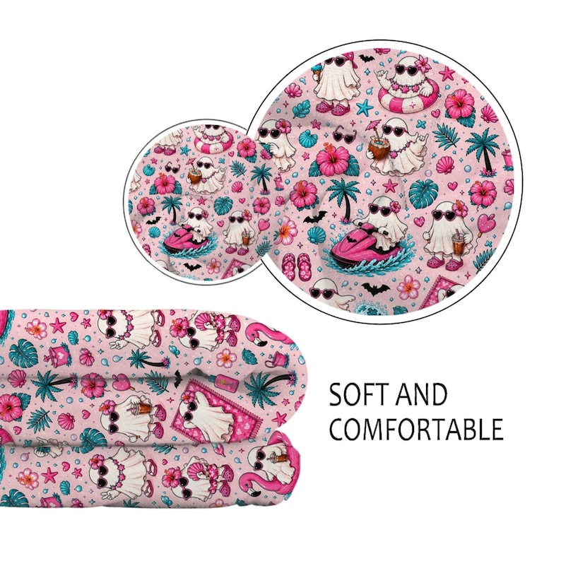 Puede incluir: Una tela rosa con un patr&oacute;n repetitivo de fantasmas blancos con gafas de sol y accesorios tropicales como flores de hibisco, palmeras y conchas marinas. Algunos fantasmas est&aacute;n en motos de agua. El texto dice SOFT AND COMFORTABLE.