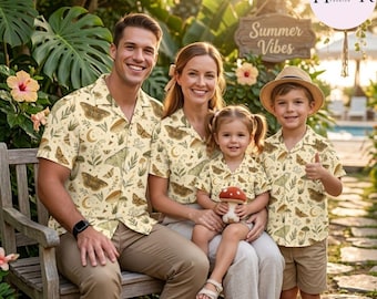 Peut inclure: Une famille portant des chemises assorties à manches courtes avec un motif répétitif de papillons de nuit, de croissants de lune et d'éléments botaniques dans des tons marron, vert et crème. Les chemises ont un col classique et des boutons.