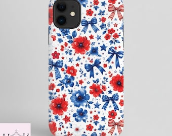 Peut inclure: Une coque de téléphone blanche avec un motif floral patriotique. Le design comprend des fleurs rouges et bleues, des nœuds et des étoiles. La coque a une finition brillante et est conçue pour un smartphone.
