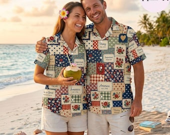 Peut inclure: Deux chemises à manches courtes boutonnées avec un motif patchwork de fleurs, d'étoiles et de rayures rouges, blanches et bleues, incluant des blocs de texte America Est. 1776 et Psalm 4:13, portées avec des shorts clairs sur une plage.