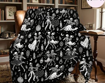 Peut inclure: Un jeté de lit noir avec un motif blanc répétitif représentant des squelettes dansant en tenue de soirée. Le design inclut des boules à facettes, des bougies, des chauves-souris et des notes de musique dispersées sur le tissu monochrome.