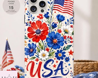 Peut inclure: Coque de téléphone avec un motif patriotique représentant le drapeau américain et des compositions florales rouges, blanches et bleues. Le mot "USA" est écrit en écriture manuscrite. Coque de téléphone résistante.