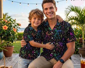 Peut inclure: Chemises à manches courtes boutonnées noires assorties avec un imprimé néon multicolore représentant des squelettes, des étoiles et des bougies. Les chemises présentent un col classique, une patte de boutonnage et une coupe décontractée.