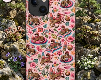 Peut inclure: Une coque de téléphone avec un fond rose clair présentant un motif répétitif de léopards portant des lunettes de soleil et se relaxant sur des chaises de plage, des planches de surf et des bouées, entourés de fleurs tropicales et de palmiers.