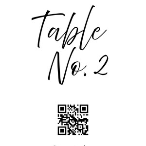 Op de afbeelding: Een witte trouwtafelnummerkaart met zwart schrift. De kaart luidt "Table No. 2" en bevat de trouwdatum en een QR-code. De tekst "Share the Love" is ook aanwezig.