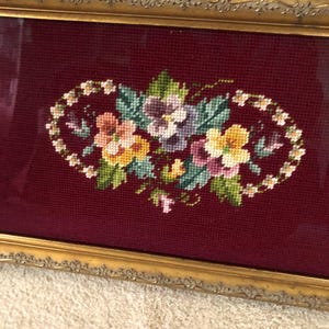Magnifique broderie encadrée vintage, broderie fleurie, décoration murale
